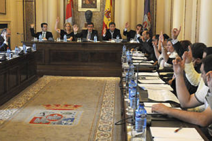 Pleno de la Diputación en la sesión de ayer. / VALENTÍN GUISANDE-