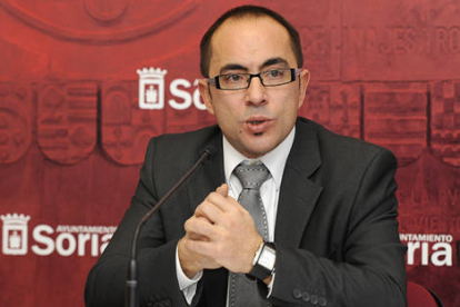 El presidente de la comisión de Hacienda, Luis Rey. / VALENTÍN GUISANDE -