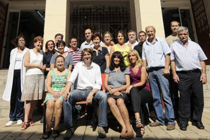 Foto de familia de los comerciantes horas antes de echar el cierre definitivo al mercado de Abastos. / ÚRSULA SIERRA-