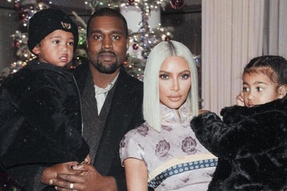 Kim Kardashian y Kanye West posan con sus dos hijos, North y Saint.-PERIODICO (INSTAGRAM)