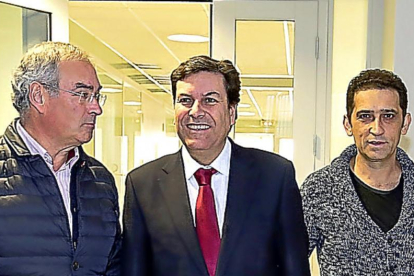 Evelio Angulo (UGT), Carlos Carriedo, consejero de Empleo, y Vicente Andrés (CCOO).-ICAL