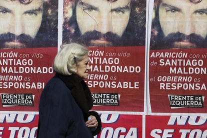 Carteles que reclaman la aparicion con vida de Santiago Maldonado en Buenos Aires.-EFE / DAVID FERNÁNDEZ