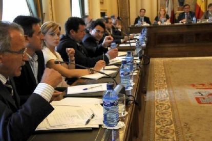 De Miguel interpela al portavoz socialista en la sesión de ayer en la Diputación. / Úrsula Sierra-