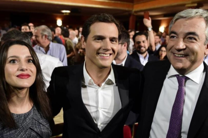 Inés Arrimadas, Albert Rivera y Luis Garicano, en un acto electoral de Ciudadanos.-AFP / JAVIER SORIANO