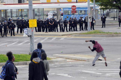Unos manifestantes lanzan objetos a la policía, el lunes en Baltimore.-Foto: AP / LLOYD FOX