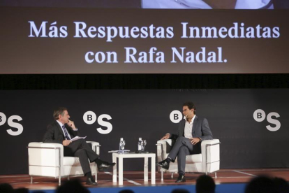 El deportista Rafa Nadal (d) habla sobre la importancia de la cercanía en un mundo cada vez más globalizado, en un encuentro organizado por Banco Sabadell, del que el tenista es embajador, hoy en Zaragoza.-EFE/JAVIER CEBOLLADA