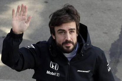 Fernando Alonso saluda durante los ensayos de finales de febrero en el circuito de Montmeló, antes de sufrir el accidente.-Foto: EFE / ALBERTO ESTÉVEZ