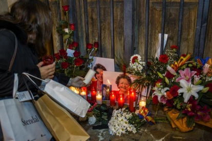 Altar improvisado en recuerdo a Rita Barberá, ante el Ayuntamiento de València.-MIGUEL LORENZO