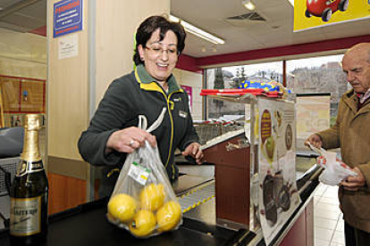 Una empleada de un supermercado. / V. G. -