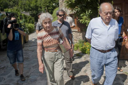 El 'expresident' Jordi Pujol sale a pasear con su esposa, Marta Ferrusola, el pasado 8 de agosto en Queralbs.-Foto: ROBIN TOWNSEND / EFE