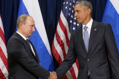 Obama (derecha) da a la mano a Putin, antes de un encuentro bilateral en la sede de la ONU, el 28 de septiembre del 2015.-AP / ANDREW HAMIK