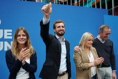 Pablo Casado, en el centro, con los políticos del PP vasco Beatriz Fanjul (izquierda de la foto), Mari Mar Blanco y Alfonso Alonso, este viernes en Vitoria.-EUROPA PRESS