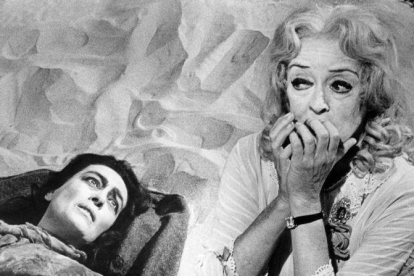 Joan Crawford y Bette Davis, en una escena de la película ¿Qué fue de Baby Jane?.-EL PERIÓDICO