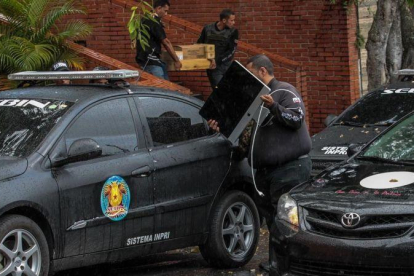 Agentes de inteligencia se llevan pertenencias de la exfiscal general Ortega Díaz tras registrar su domicilio, en el edificio La Cañada, en Caracas, el 16 de agosto.-EFE / CRISTIAN HERNÁNDEZ