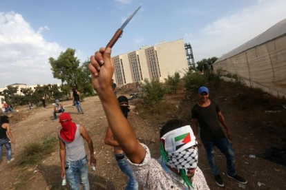 Jóvenes palestinos en Tulkarem, una de las principales ciudades palestinas de Cisjordania, este domingo.-AFP / JAAFAR ASHTIYEH