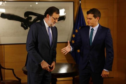 Mariano Rajoy y Albert Rivera se saludan al inicio de su encuentro, en el Congreso.-AGUSTÍN CATALÁN