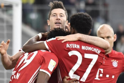 Lewandowski celebra el tercer gol del Bayern ante el Wolfsburgo.-AFP