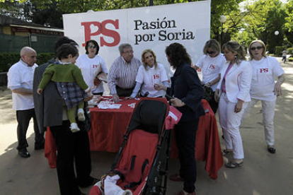 La Dehesa acoge al PSOE y su mesa informativa. / ÚRSULA SIERRA-