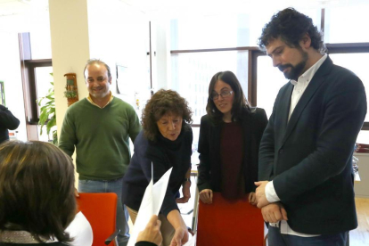 Los representantes de Podemos, C's y PSOE registrando, ayer, la petición de comparecencias.-ICAL