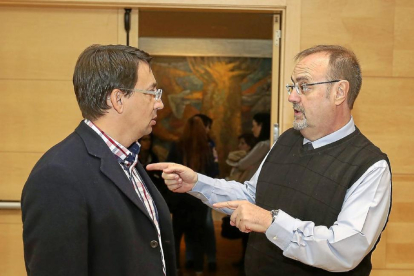 El consejero de Educación, Fernando Rey, conversa con el portavoz socialista del ramo, Fernando Pablos, en las Cortes-Ical