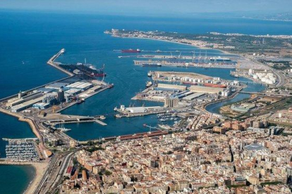 Vista aérea del Puerto de Tarragona.-