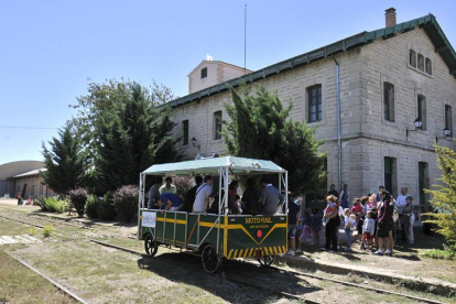 Un tren turístico funcionó ayer en la vieja línea de Almazán-V. G.