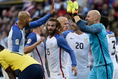Los jugadores de Estados Unidos celebran sobre el campo su victoria ante Ecuador en cuartos de la Copa América (2-1)-OMAR TORRES / AFP