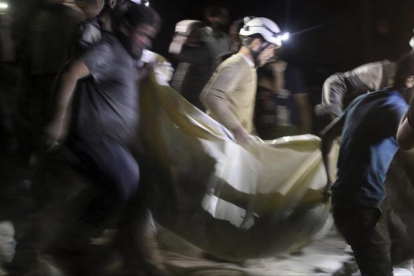 Efectivos de la Defensa Civil llevan a una de las personas heridas en el ataque.-REUTERS / ABDALRHMAN ISMAIL