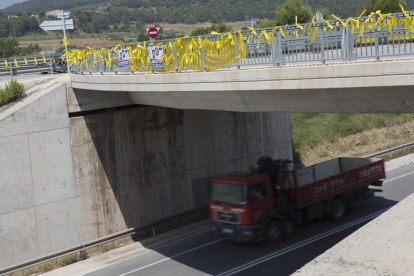 Lazos amarillos en una carretera catalana.-ALBERT BERTRAN