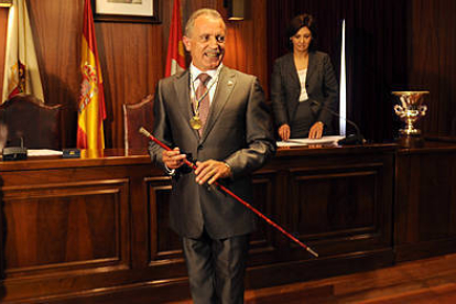 José Antonio de Miguel Nieto con el bastón de alcalde en la ceremonia de toma de posesión del cargo. / ÚRSULA SIERRA-