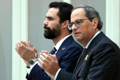 El president de la Generalitat, Quim Torra y el president del Parlament, Roger Torrent, durante su comparecencia en el Parlament-EL PERIÓDICO