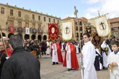 Un año más la plaza Mayor fue escenario del encuentro entre las imágenes de la Virgen de la Alegría y del Cristo Resucitado. Desde hace siete años la mañana del Domingo de Resurrección tiene su propia procesión en la que participaron centenares de cofrades de todas las hermandades.    2006 fue el año del estreno de esta procesión, aunque se empleó la talla de la imagen de la Virgen de la Blanca para celebrar el acto religioso. La talla de la Virgen de la Alegría se incorporó al siguiente año.