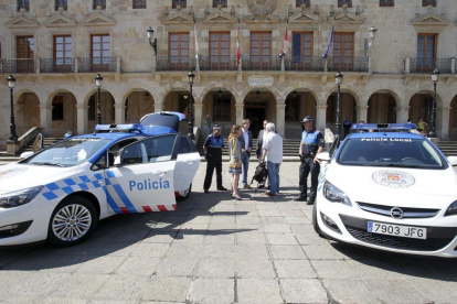 Vehículos de la Policía Local frente al Ayuntamiento de Soria. HDS
