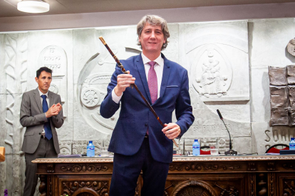 Carlos Martínez Mínguez con el bastón de mando tras su proclamación como alcalde de Soria. HDS