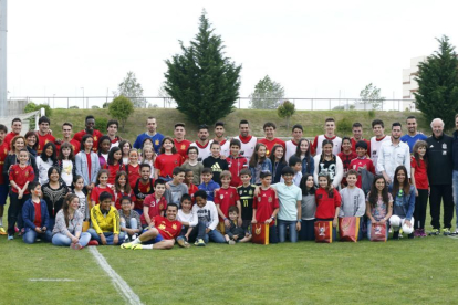 Alumnos del Sagrado Corazón junto a Vicente del Bosque y los jugadores de la selección española ahora concentrados en Las Rozas.-RFEF