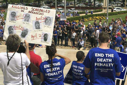 Varios activistas protestan este viernes frente al Capitolio de Little Rock contra las ejecuciones masivas que el estado de Arkansas quiere llevar a cabo.-KELLY P. KISSEL