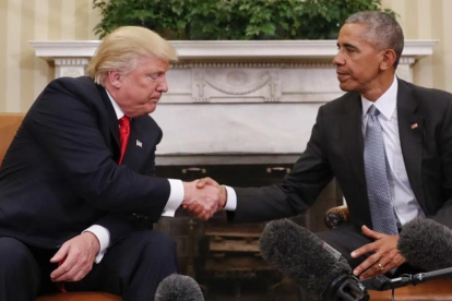 Trump y Obama, el 10 de noviembre del 2016, durante un encuentro en la Casa Blanca tras la victoria del primero en las elecciones.-AP / PABLO MARTINEZ MONSIVAIS