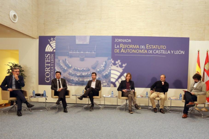 Mesa redonda sobre 'La reforma estatutaria en la IX Legislatura y las propuestas de regeneración democrática'.-Leticia Pérez / ICAL