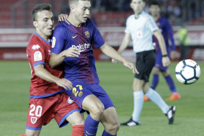 Pablo Valcarce pugna con un jugador del Barcelona B en el partido de la primera vuelta.-LUIS ÁNGEL TEJEDOR