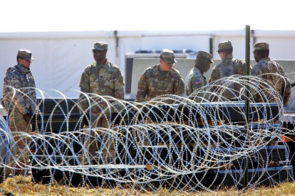 Militares colocan alambres-AFP