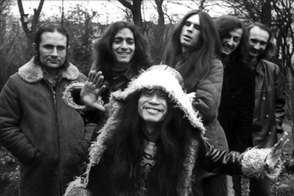 Los miembros de Can, en 1971, con el batería Jaki Liebezeit (segundo por la izquierda).-AFP / JACQUES BREUER