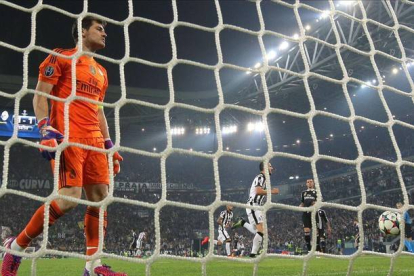 Iker Casillas mira el balón tras el tanto de la Juventus, en el partido jugado en Turín.-