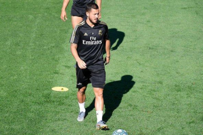 Eden Hazard durante el entrenamiento de este viernes con el Madrid en el que se ha lesionado.-AFP