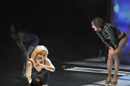 Un momento de la representación de la obra teatral ‘Prostitución’, ayer, en el teatro del Palacio de la Audiencia. VALENTÍN GUISANDE