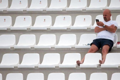 Un hombre espera el inicio de un encuentro de waterpolo en los Juegos del Mediterráneo de Tarragona, el pasado 26 de junio.-EL PERIÓDICO