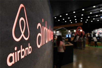 Logotipo de Airbnb en las oficinas de Tokio, Japón.-EL PERIÓDICO