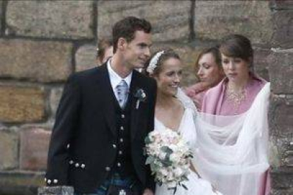 Andy Murray y su ya esposa Kim Sears salen de la catedral de Dunblane ya como marido y mujer.-Foto: REUTERS / RUSSELL CHEYNE