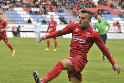 Luis Valcarce podrá seguir en el lateral izquierdo ante el Almería.-Diego Mayor