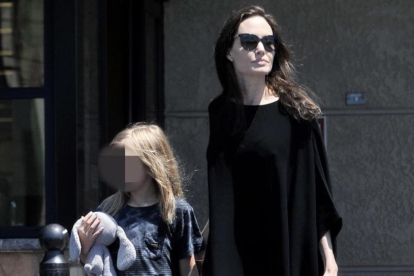 La actriz Angelina Jolie junto a su hija Vivienne en Los Ángeles el pasado martes 4 de julio.-GTRES / JXA