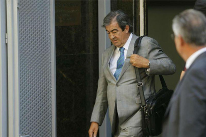 Álvarez-Cascos sale de la Audiencia Nacional, en agosto del 2013.-AGUSTÍN CATALÁN